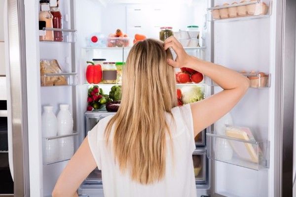 Эксперты рассказали, можно ли размораживать холодильник феном