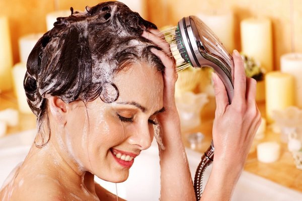 Как помыть голову дома так же качественно, как в салоне красоты: 5 главных правил