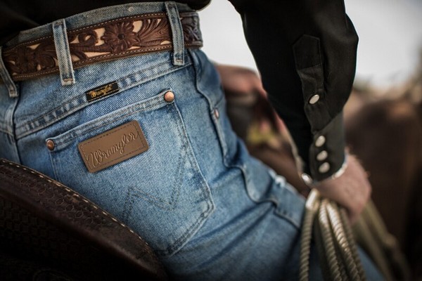 Зачем на заднюю часть джинсов более 100 лет укрепляют эту кожаную этикетку