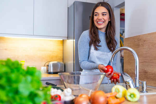 Диетологи рассказали, можно мыть овощи и фрукты мылом или средством для мытья посуды