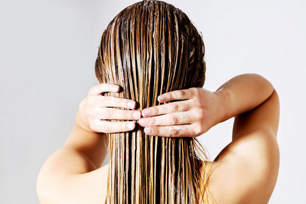 Уксус для волос — новый тренд: зачем его использовать и как он работает
