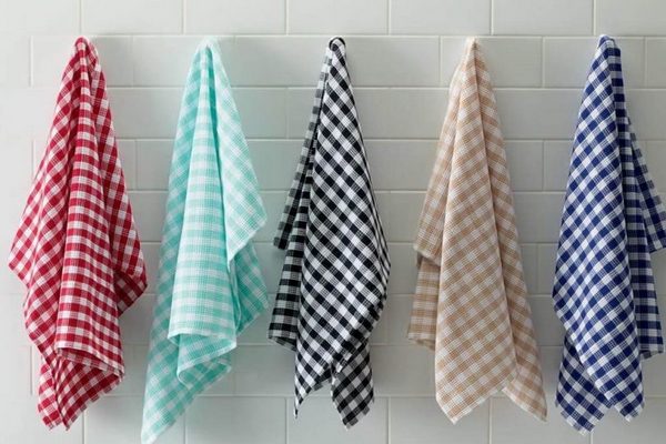 Кипятить и стирать не нужно: как вернуть чистый вид кухонным полотенцам