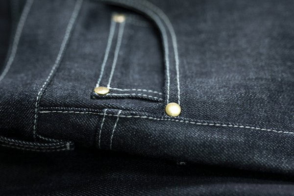 Добавьте эти копеечные средства при стирке: темные джинсы не потеряют цвет и будут как новые