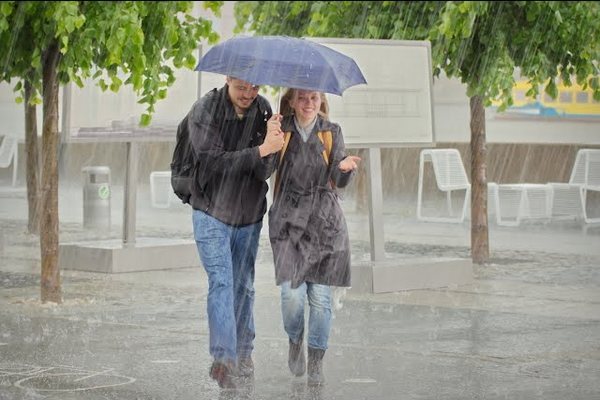 Когда сильнее промокнете под дождем: если бежите или идете медленно
