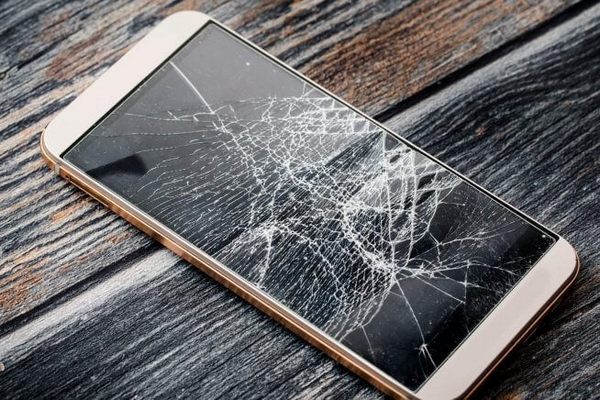 Почему нельзя пользоваться смартфоном, если разбилось стекло