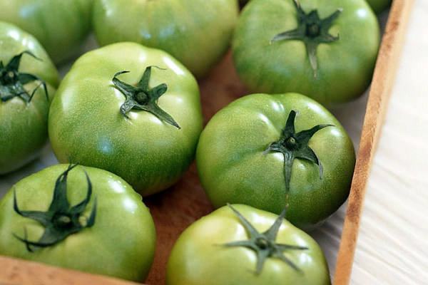 Куда положить зеленые помидоры, чтобы они быстро покраснели.
