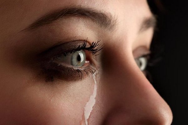 Медики рассказали, почему слезы от плача могут быть полезны