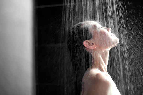 Холодный или горячий душ — что полезнее для здоровья