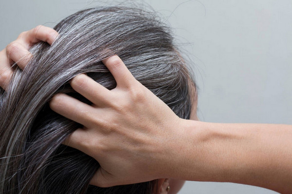 Трихологи рассказали о хитростях, которые помогут остановить седину волос