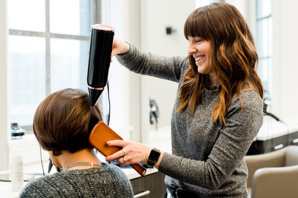Стилисты назвали 5 важных вещей, которые нужно сказать парикмахеру перед стрижкой