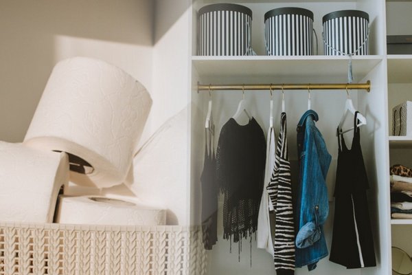 Больше никакого затхлого запаха: одежда в шкафу всегда будет приятно пахнуть
