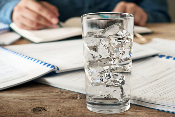 Лайфхак от эндокринологов: зачем держать на рабочем столе стакан воды