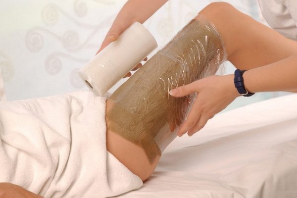 Обертывание ног пищевой пленкой для ухода за трескающейся кожей — эффект удивительный