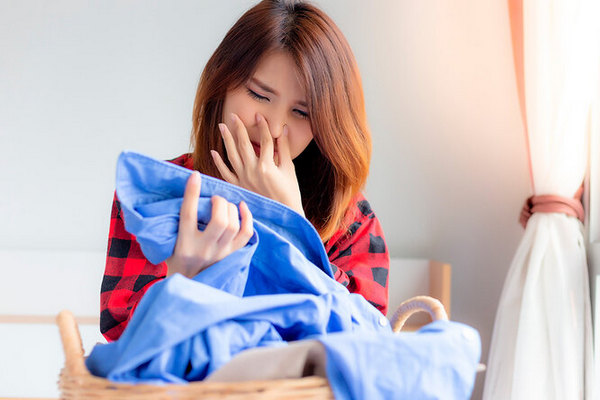 Как избавиться от неприятного запаха одежды без стирки: вы будете приятно удивлены