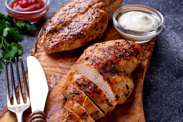 Как правильно мариновать куриную грудку перед жаркой, чтобы мясо получилось сочным