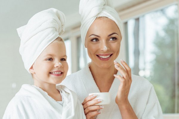 Почему дерматологи не рекомендуют взрослым использовать детский крем для ухода за лицом