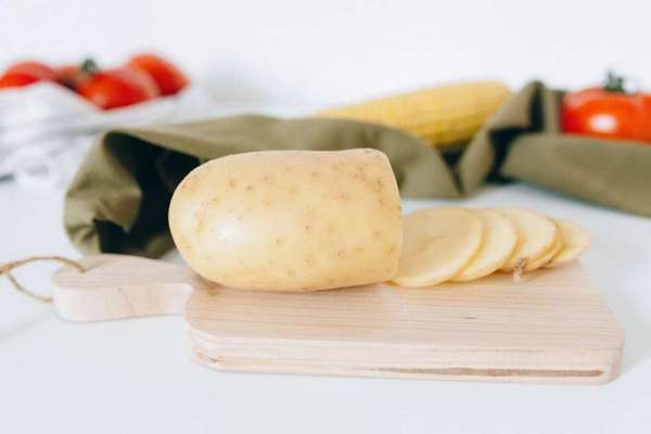Этот метод чистки вареного картофеля вас покорит: справитесь за считанные секунды