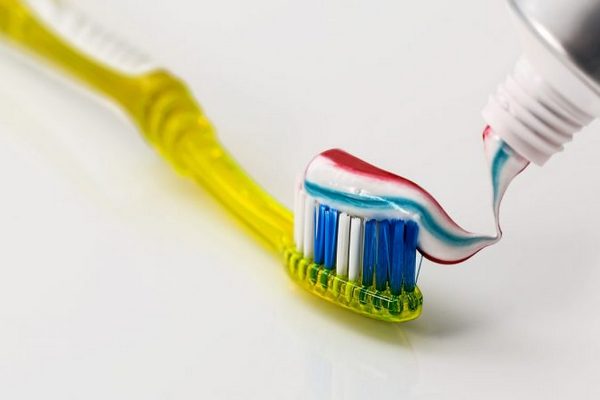 Нужно ли тратить деньги на дорогую зубную пасту: стоматологи раскрыли правду