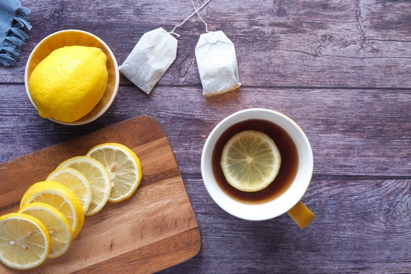 Врачи рассказали, что польза от чая с лимоном во время простуды – это миф.