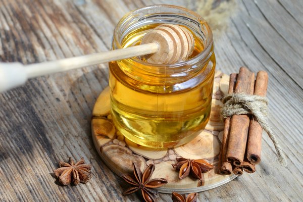 Почему в холода следует чаще употреблять мед с корицей