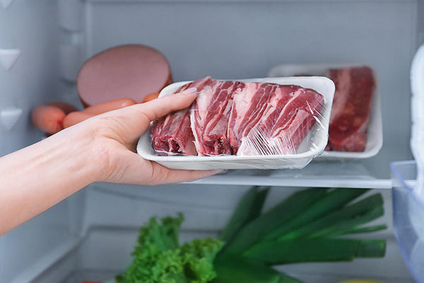 Решили разморозить мясо – не забудьте об обязательном правиле, чтобы на утро не пожалеть