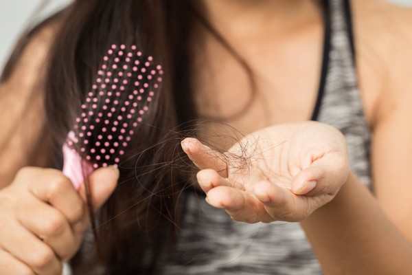 Как остановить выпадение волос — 7 советов для красивой густой шевелюры.