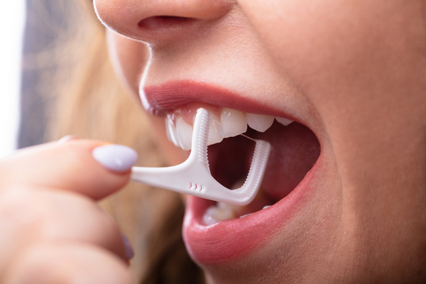 Какая длина зубной нити наиболее эффективно очистит ваши зубы, рассказали стоматологи.