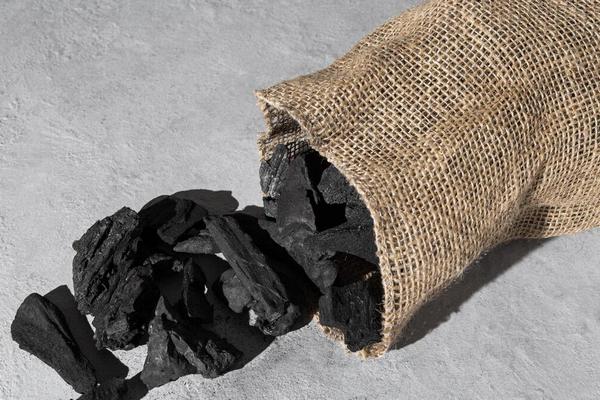 Заведите дома мешочек с углем: вот чем он поможет