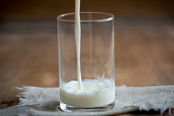 Почему ни в коем случае нельзя лечить простуду молоком