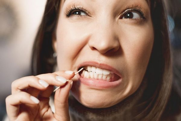 Лучше оставьте зубочистку в покое: вы и не догадывались о последствиях использования