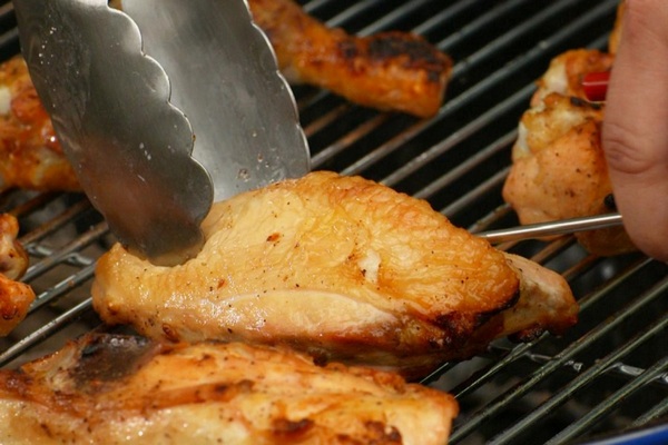 Налейте это на сковородку, когда жарите курицу — мясо будет просто таять во рту.