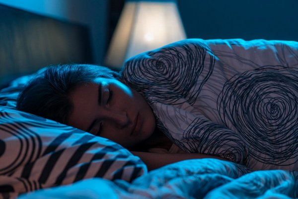 Их свет влияет на организм: какие лампочки нужно убрать из комнаты, чтобы лучше спать