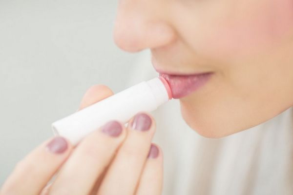Дерматологи дали совет, как выбрать безопасный бальзам для губ
