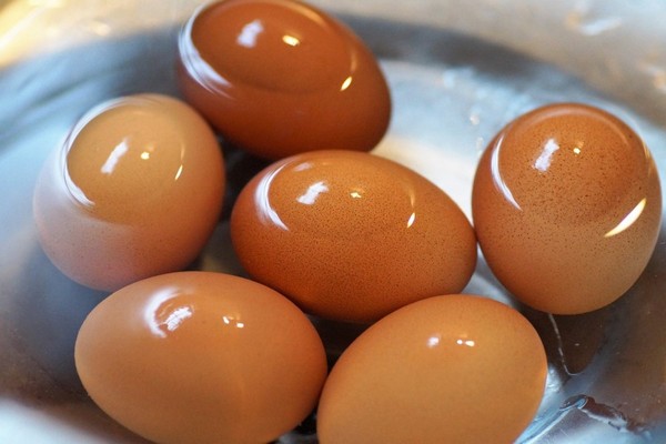 Только единицы знают эту хитрость: Зачем лить уксус в кастрюлю с яйцами