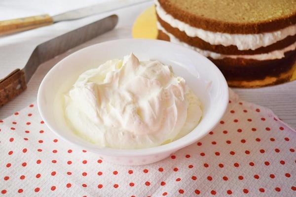 Всего три простых продукта: рецепт нежнейшего крема для торта – 5 минут, и готово