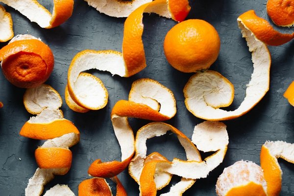 Это поможет справиться с двумя проблемами: Смешайте апельсиновые шкурки с содой