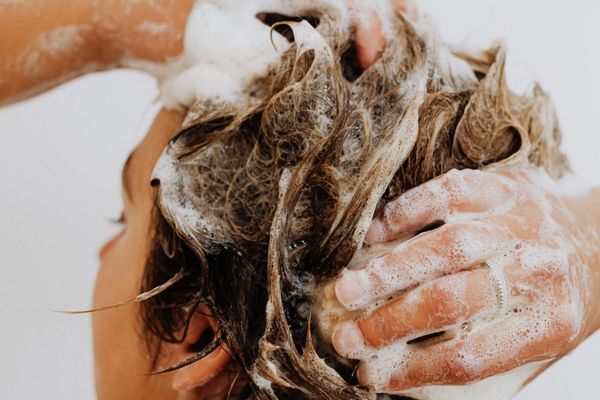 Опасно ли женщине мыть голову мужским шампунем