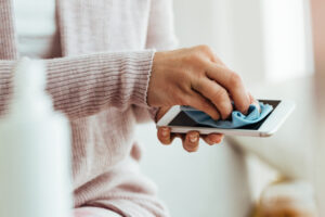 Никогда не протирайте этим смартфон — испортите экран