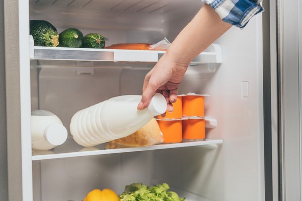 Храните молоко на дверце холодильника? Вот почему стоит пересмотреть привычку