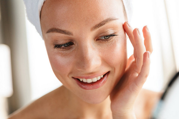 Как сохранить упругость кожи на шее: советы косметологов