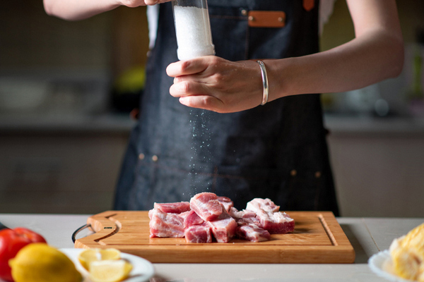 Почему во время приготовления не нужно обрезать жир из мяса: ответ врачей