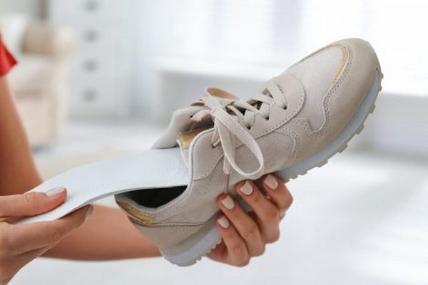 Поможет пылесос: как быстро высушить обувь, если она сильно промокла