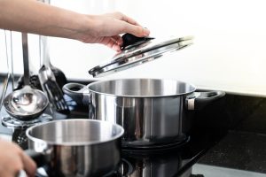 Как сделать кастрюли чистыми и блестящими с помощью яблок: хитрый трюк
