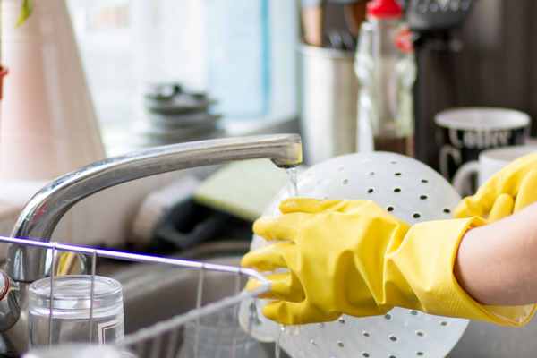 Небольшая хитрость, которая поможет защитить кожу рук во время мытья посуды
