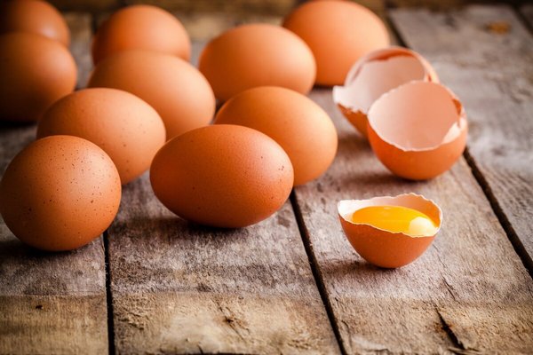 Даже опытные хозяйки делают это неправильно: как правильно разбить яйцо