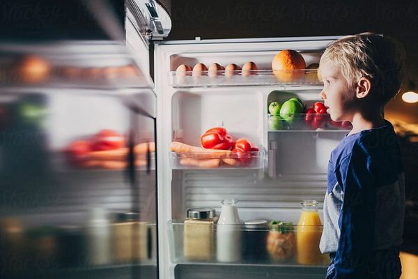 Зачем опытные хозяйки кладут мел в холодильник