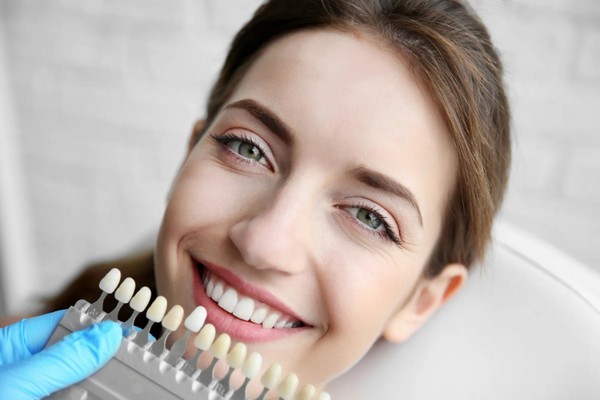 Стоматологи посоветовали, как сделать зубы белыми: выбираем правильную пасту
