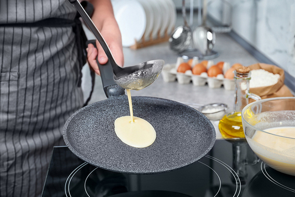 Почему блины постоянно прилипают к сковороде: эти неочевидные причины мешают прославиться на кулинарном поприще