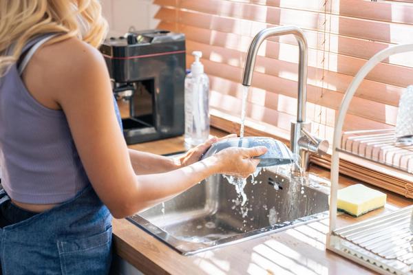 При какой температуре воды нужно мыть посуду, чтобы она была безопасной