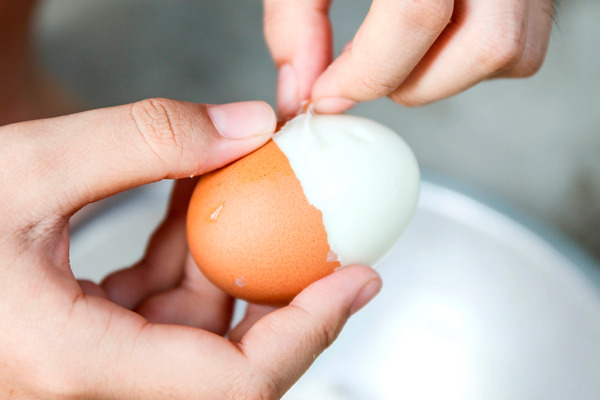 Технолог объясняет, как варить яйца, чтобы они не трескались и легко чистились.